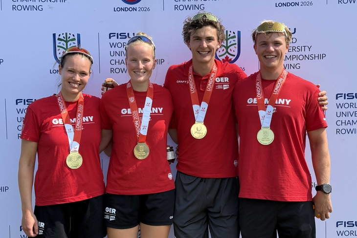 Lena Wölke (2.v.r.) freut sich über die Gold-Medaille im Mixed Doppelvierer bei der Studierenden-WM in Kanada. Foto: privat