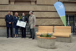 Während der feierlichen Übergabe: Wiebke Ulrich (2. v. r.) neben der Oberbürgermeisterin Simone Borris. Foto: Laura Nagy