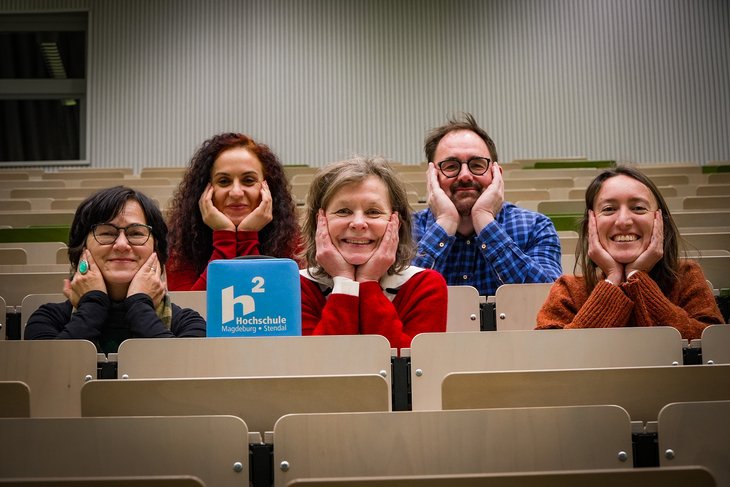 Gemeinsam mit Professoren aus zwei Fachbereichen arbeiten Marija Grlanska (2.v.l.) und Jana Wieser (r.) an der Förderung interkultureller Kompetenzen an der Hochschule. Foto: Marik Pechauf