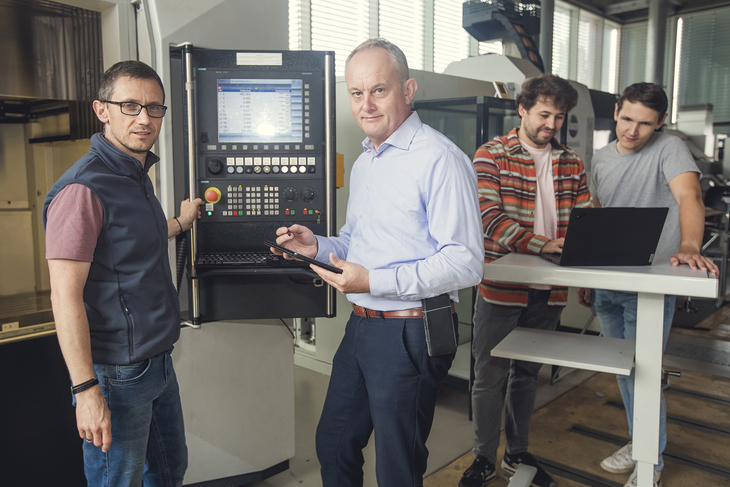 Dr. Ronny Stolze, Prof. Dr.-Ing. Rüdiger Mecke sowie die Masterstudenten Markus Müller und Sebastian Linke (v. l.) arbeiten im Projekt PlatinA an intelligenten Lösungen für Fertigungsverfahren. Foto: Matthias Piekacz