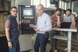 Dr. Ronny Stolze, Prof. Dr.-Ing. Rüdiger Mecke sowie die Masterstudenten Markus Müller und Sebastian Linke (v. l.) arbeiten im Projekt PlatinA an intelligenten Lösungen für Fertigungsverfahren. Foto: Matthias Piekacz