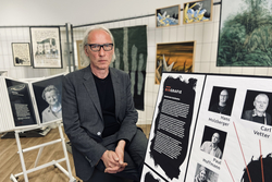 Günter Mey inmitten der Ausstellung am Winckelmannplatz. Foto: Günter Wallbrecht
