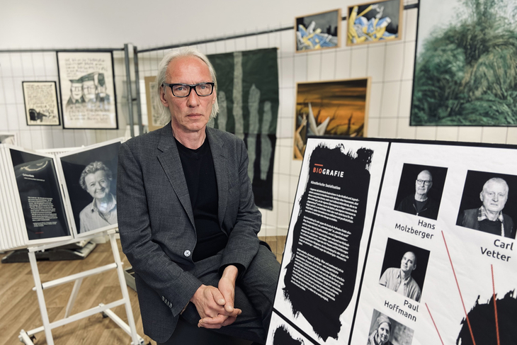 Günter Mey inmitten der Ausstellung am Winckelmannplatz. Foto: Günter Wallbrecht