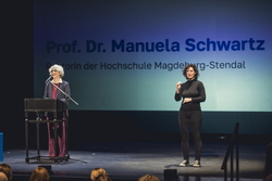 Gebärdensprachdolmetschen gehört zum Standard der Immatrikulationsfeiern. Stefanie Sens dolmetscht die Rede der Rektorin im Theater der Altmark. Foto: Matthias Piekacz.