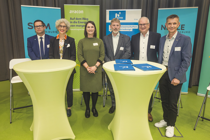 Während der Unterzeichnung im Audimax der Hochschule (v. l.): Prof. Dr.-Ing. Przemyslaw Komarnicki, Institut für Elektrotechnik, Rektorin Prof. Dr. Manuela Schwartz, Kanzlerin Nora Küster-Dammaschke, Clemens Hilling, Geschäftsführer Netze Magdeburg GmbH, Andreas Fedoczuk, Geschäftsführer SWM und André Bruschek, Geschäftsführer AVACON AG. Foto: Matthias Piekacz.