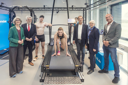 Während der Präsentation dabei: Rektorin Prof. Dr. Manuela Schwartz (l.), Minister Prof. Dr. Armin Willingmann (2.v. l.) und Prof. Dr. Olaf Ueberschär (r.). Foto: Matthias Piekacz