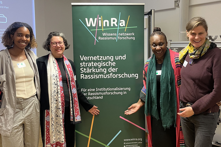 Jenny Oliveira Caldas, Prof. Gökce Yurdakul, Prof. Maisha M. Auma und Prof. Katrin Reimer-Gordinskaya während der Eröffnung der Tagung in der Aula am Campus Stendal. Foto: Roman Koska Aslan