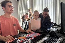 Studierende des Studiengangs Journalismus bereiten die Sendung #wahlweise vor. Foto: Pirmin Epperlein