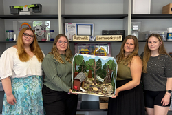 Die Stendaler Studentinnen Chantal Presche, Esther Meinig, Leni Hoffmann, Annalena Göbel (v. l.) in der Lernwerkstatt in Stendal mit einer selbstgestalteten Kita. Foto: Josephine Meißner