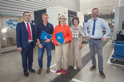 Dekan Prof. Dr.-Ing. Christian-Toralf Weber, Burkhardt Lange, Schulleiter, Rektorin Prof. Dr. Manuela Schwartz, Christiana Hesse, Fachbetreuerin Metalltechnik an der BBS und Prof. Dr.-Ing. Konrad Steindorff in der Laborhalle des Maschinenbaus. Foto: Matthias Piekacz