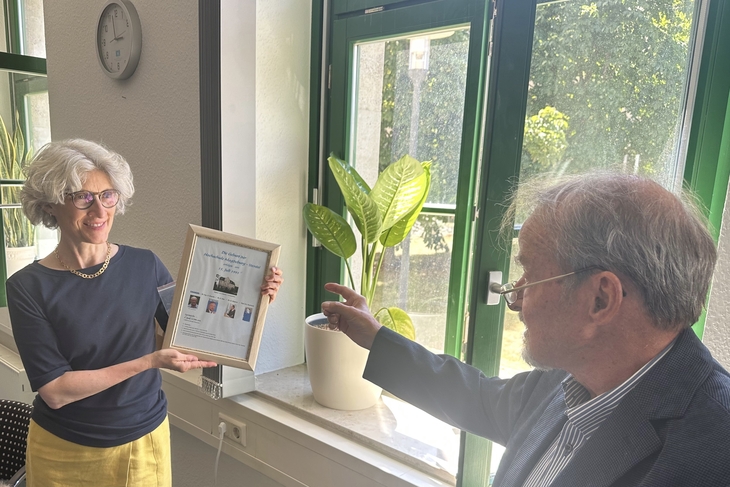 Übergabe der „Geburtsurkunde“ der Hochschule durch Ing.-Päd. Siegfried Sierig an die Rektorin der Hochschule, Prof. Dr. Manuela Schwartz. Foto: Thomas Harborth