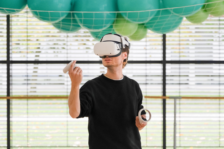 Mitarbeiter Claudius Pudel beim Test der VR-Anwendung in der Bewegungshalle auf dem Campus in Magdeburg. Foto: Jesse Eggert