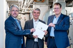 Dr. Felix Glahn, Staatssekretär Dr. Steffen Eichner und Prof. Dr. Jürgen Wiese im Keller der Uniklinik Halle (v. l.). Foto: Arvid Rostek