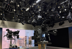 Viel Technik im Studiohimmel ist nötig, um alles ins rechte Licht zu setzen. Foto: Paula Völker