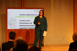 Prof. Dr. Kira Kastell, Vorsitzende der Hochschulallianz für den Mittelstand, in Berlin während der Transfertagung 2026. Foto:  Kai Martin Ulrich