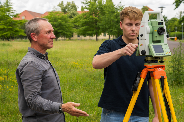 Michael Jakobi, Laboringenieur für Vermessung, erläutert dem Studenten Hauk Vullriede die Technik. Foto: Andreas Braun