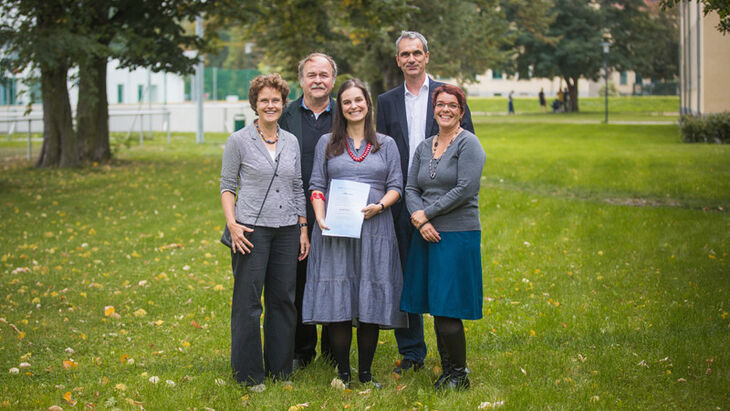DAAD-Preisträgerin Paula Moura Lacerda de Souza mit den Studiengangsleitern Prof. Dr. Susanne Metzner und Dr. med. Michael Dümpelmann sowie PD Dr. Matthias Schützwohl, Gutachter der Master-Arbeit von Frau de Souza, und Prof. Dr.-Ing. Gilian Gerke, Prorektorin für Studium und Lehre an der Hochschule Magdeburg-Stendal (v.l.n.r.). Foto: Matthias Piekacz