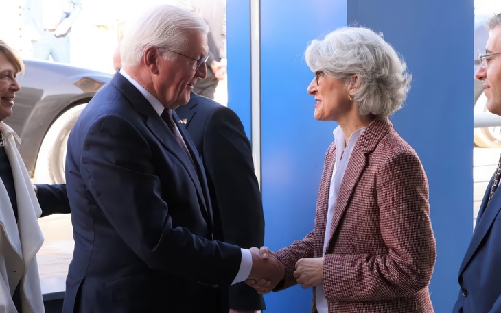 Bundespräsident Frank-Walter Steinmeier besuchte am 18.2.2026 die German Jordanian University und sprach dabei mit Rektorin und GJU-Projektleiterin Prof. Dr. Manuela Schwartz. Foto: GJU