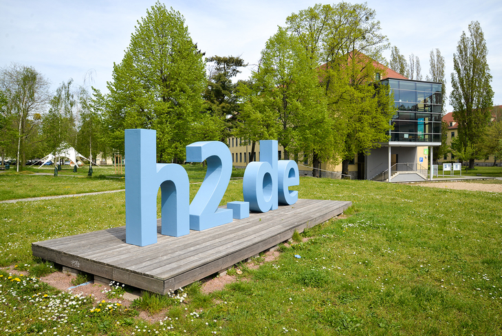 Blick auf die Installation der Webadresse h2.de auf dem Campus Magdeburg. Foto: Matthias Piekacz