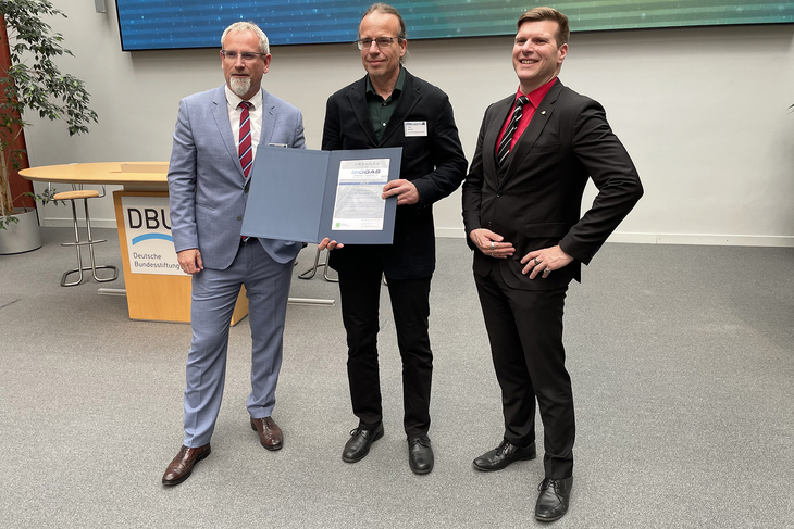 In der Mitte: Ingolf Seick, Hochschule Magdeburg-Stendal, hier während der Preisübergabe des Deutschen Bauernverbandes, stellt seine Arbeit in Berlin vor. Foto: Rainer Heinzel, ProFair Consult + Project GmbH