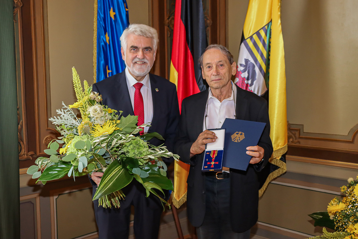 Wissenschaftsminister Prof. Dr. Armin Willingmann überreichte am 17. August 2026 den Bundesverdienstorden an den Gründungsrektor der Hochschule Prof. Hans-Jürgen Kaschade.